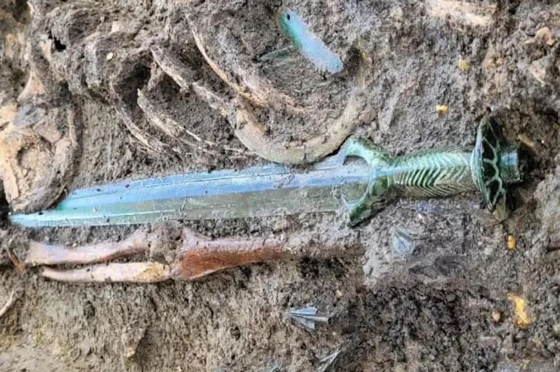 Archaeologists unearth a 3,000-year-old sword so well-preserved with an astonishing shine 1