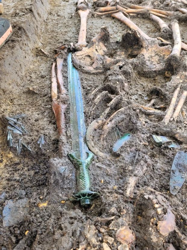 Archaeologists unearth a 3,000-year-old sword so well-preserved with an astonishing shine 2