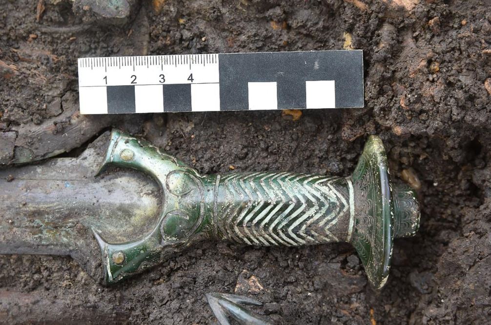 Archaeologists unearth a 3,000-year-old sword so well-preserved with an astonishing shine 4
