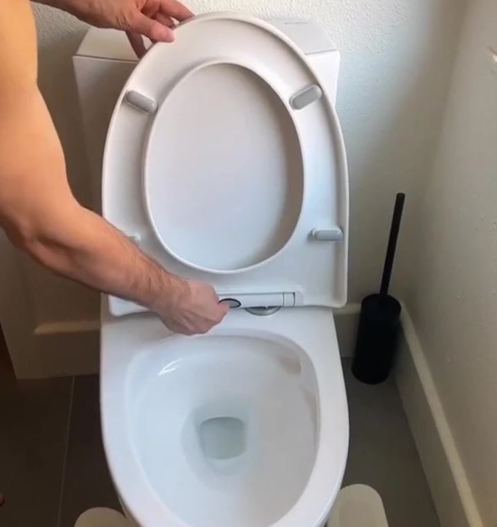 Man puts toilet seat in the dishwasher for 'easy clean' dirty plates 1