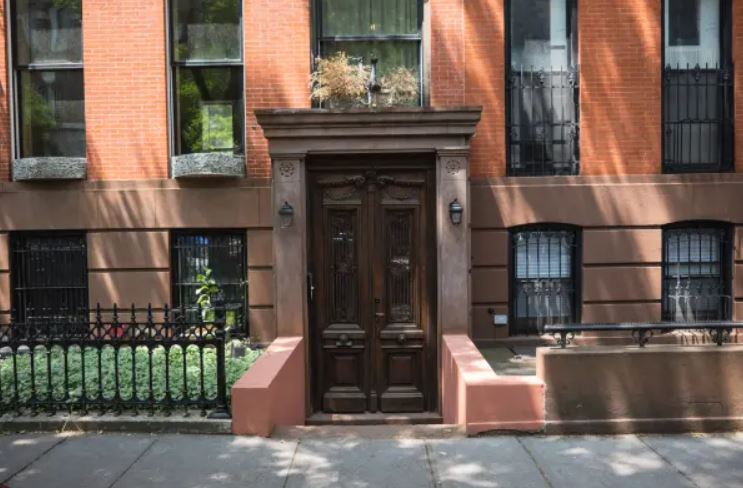 A vegan landlord in NYC refuses to rent apartments to tenants who cook meat and fish 1