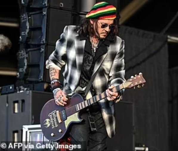 Johnny Depp returns to the big screen and shines on stage with Alice Cooper in France 2