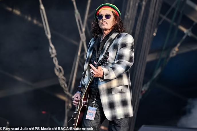 Johnny Depp returns to the big screen and shines on stage with Alice Cooper in France 3