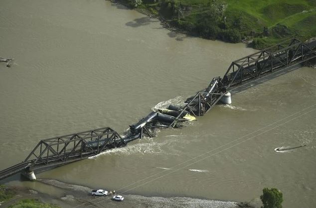 Bridge collapse, the chemical train carrying contaminants into Yellowstone River 2