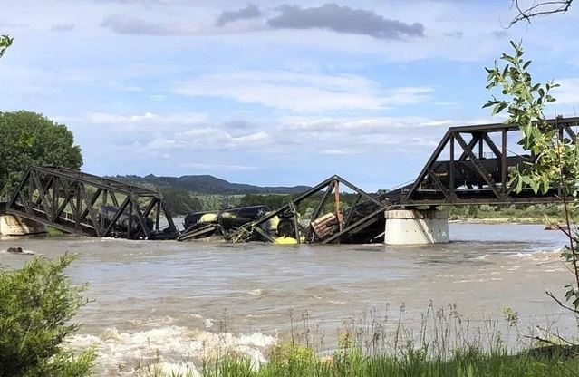 Bridge collapse, the chemical train carrying contaminants into Yellowstone River 4