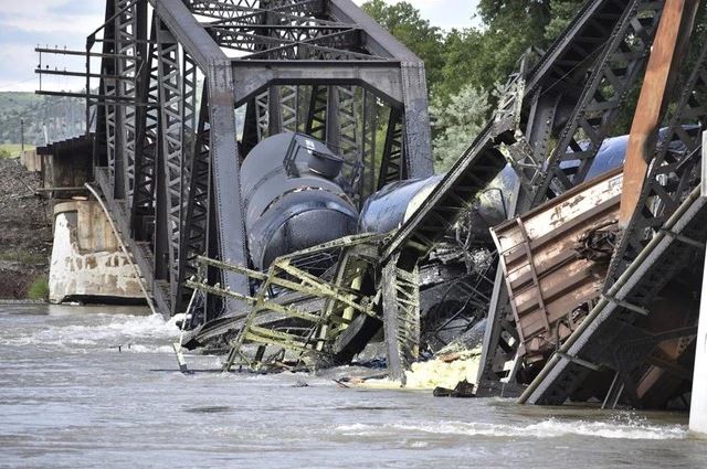 Bridge collapse, the chemical train carrying contaminants into Yellowstone River 7
