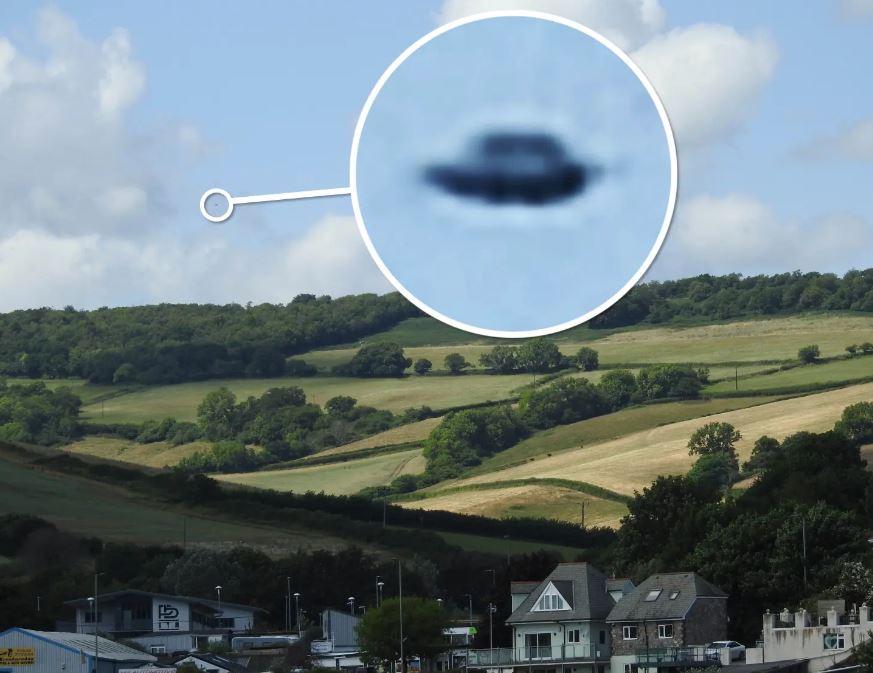 UFO hunter provide a photo of 'definitive evidence' that 'we are not alone' 1
