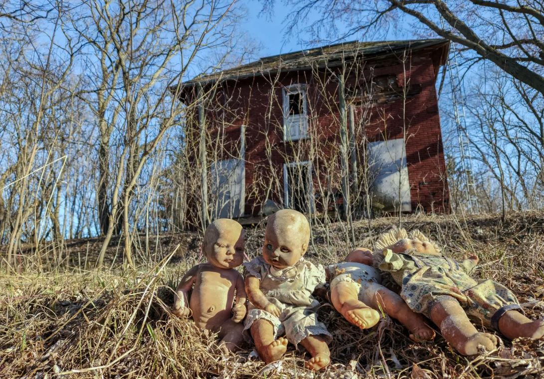 Discovery: Abandoned house in the woods filled with creepy dolls and eerie toys 1
