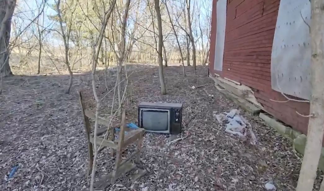 Discovery: Abandoned house in the woods filled with creepy dolls and eerie toys 2