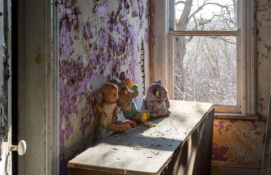 Discovery: Abandoned house in the woods filled with creepy dolls and eerie toys 6