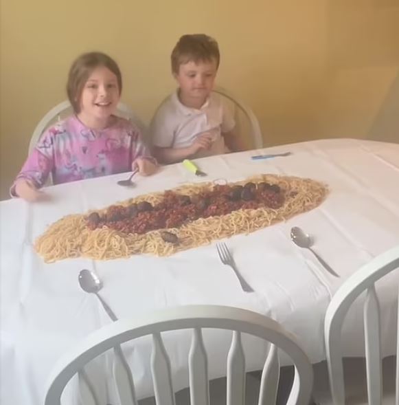 Mother reveals ‘hack’ to avoid washing up plates by dumping entire spaghetti dinner on the table for her children 1