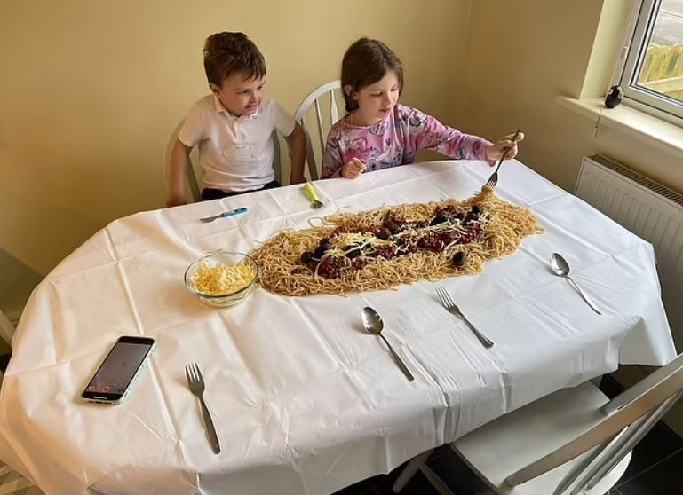 Mother reveals ‘hack’ to avoid washing up plates by dumping entire spaghetti dinner on the table for her children 4