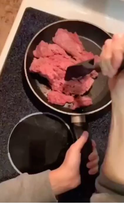 Woman rinsing cooked ground beef causes controversy among viewers 2