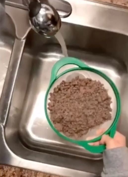 Woman rinsing cooked ground beef causes controversy among viewers 4