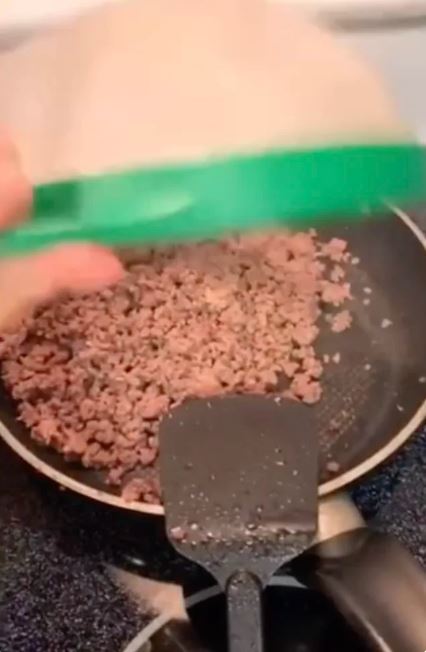 Woman rinsing cooked ground beef causes controversy among viewers 5