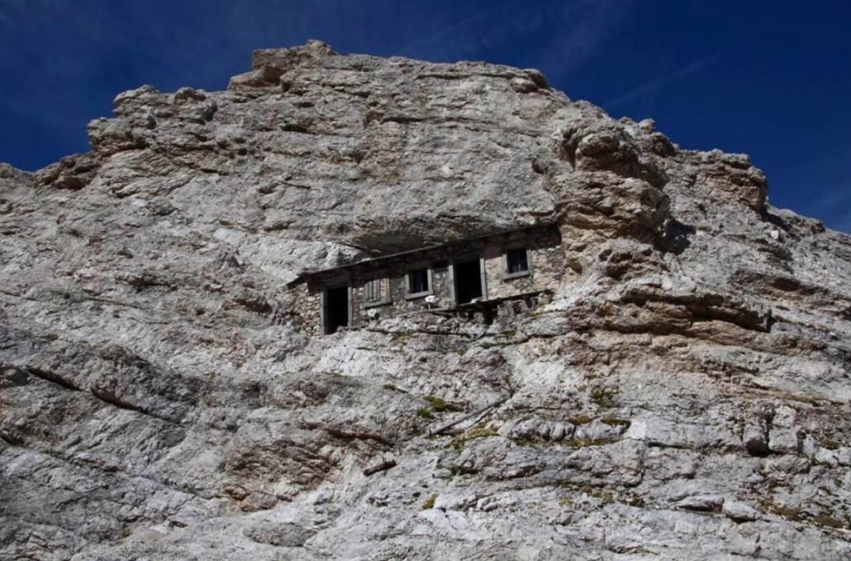 World’s loneliest house located inside of remote mountain range, abanded for 100 years 2