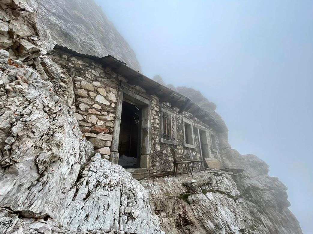 World’s loneliest house located inside of remote mountain range, abanded for 100 years 4
