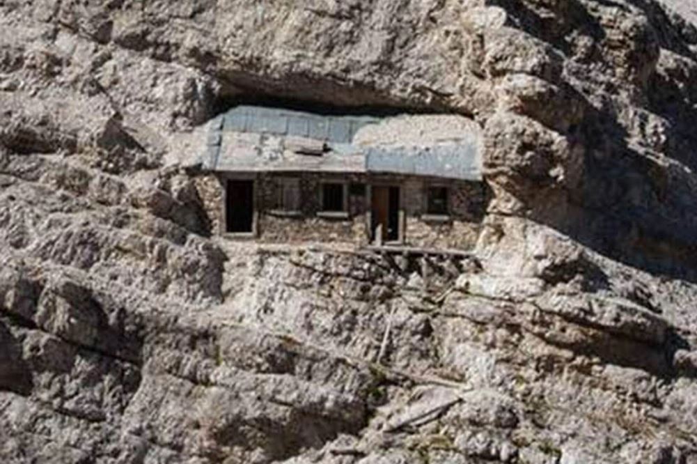 World’s loneliest house located inside of remote mountain range, abanded for 100 years 5