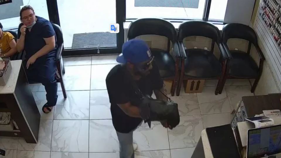 Man attempts to rob nail salon, gets ignored by everyone until he gives up and leaves 1
