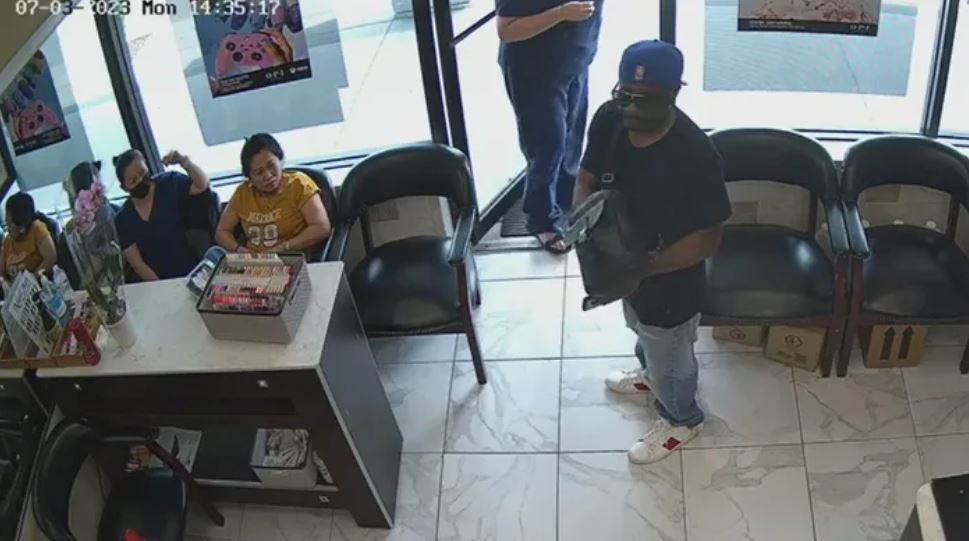 Man attempts to rob nail salon, gets ignored by everyone until he gives up and leaves 2