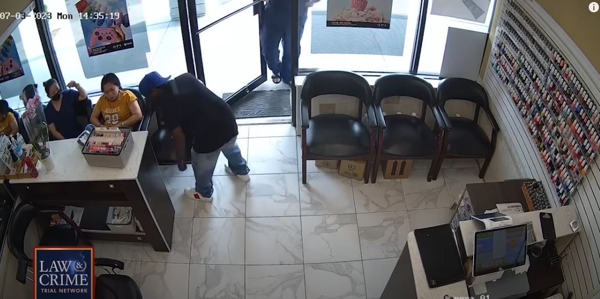 Man attempts to rob nail salon, gets ignored by everyone until he gives up and leaves 3
