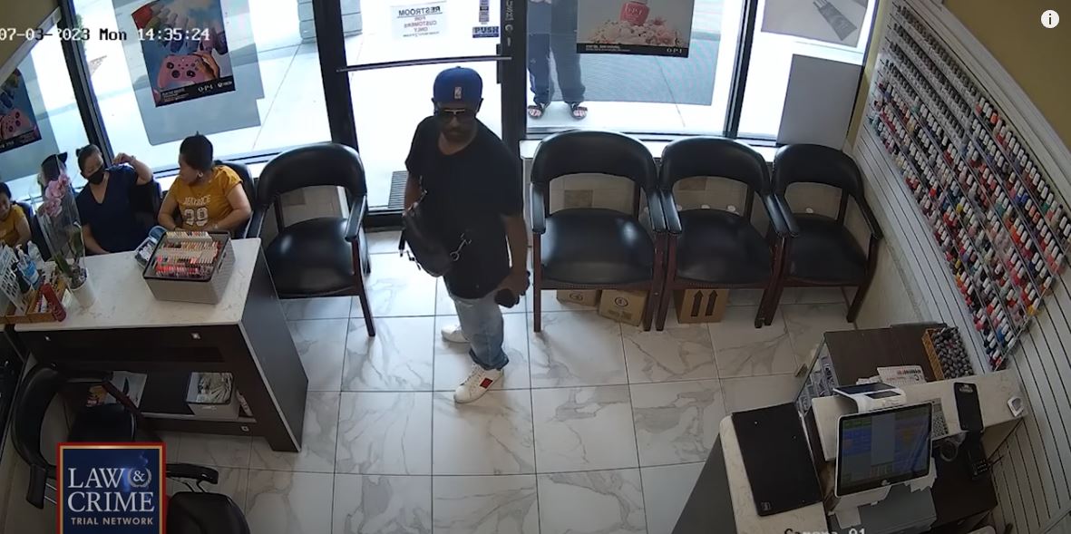 Man attempts to rob nail salon, gets ignored by everyone until he gives up and leaves 4