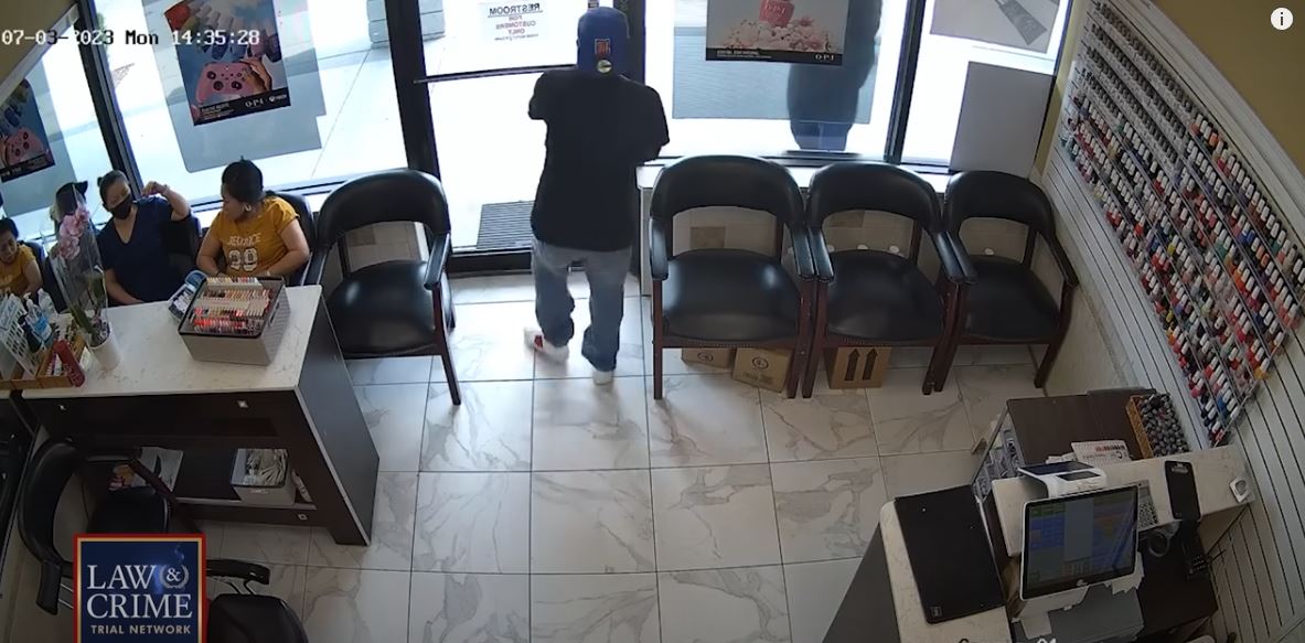 Man attempts to rob nail salon, gets ignored by everyone until he gives up and leaves 5