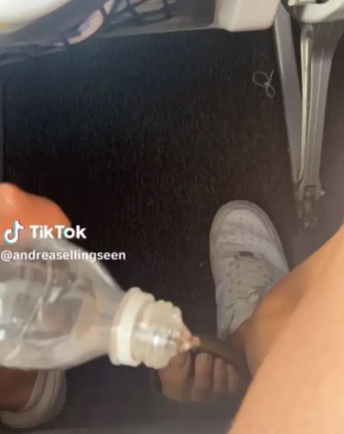 Man takes revenge on fellow passenger pokes feet under his seat during flight 2