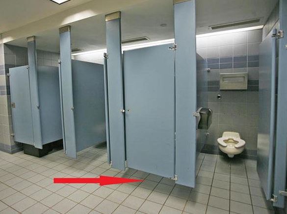 The reason why public toilet doors do not reach the floor 4