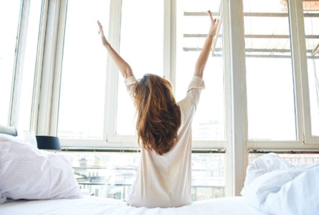 Here's why we instinctively stretch and yawn when we wake up 2