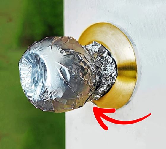 Here's why you should wrap your doorknob with foil when you're alone 2