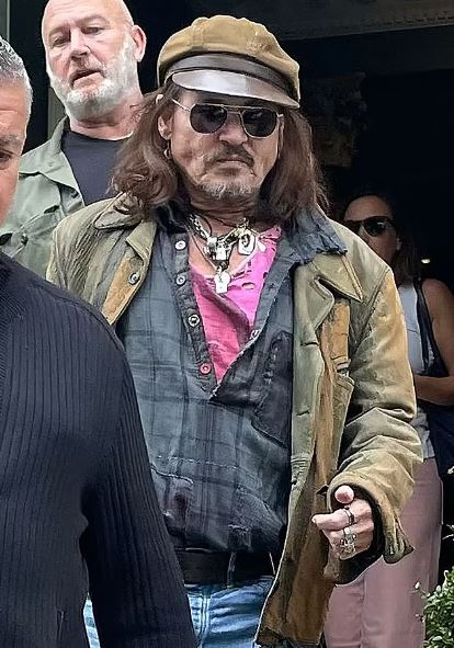 Johnny Depp was spotted relying on crutches after fracturing his ankle 2