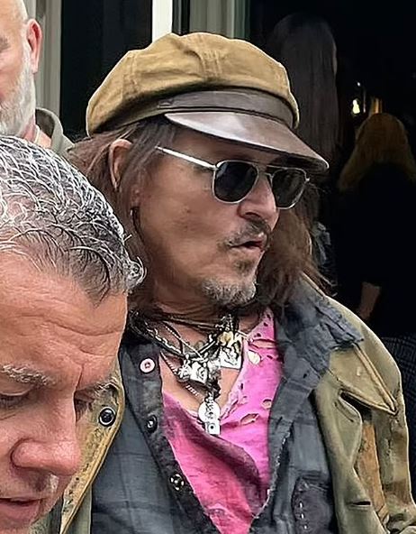 Johnny Depp was spotted relying on crutches after fracturing his ankle 3