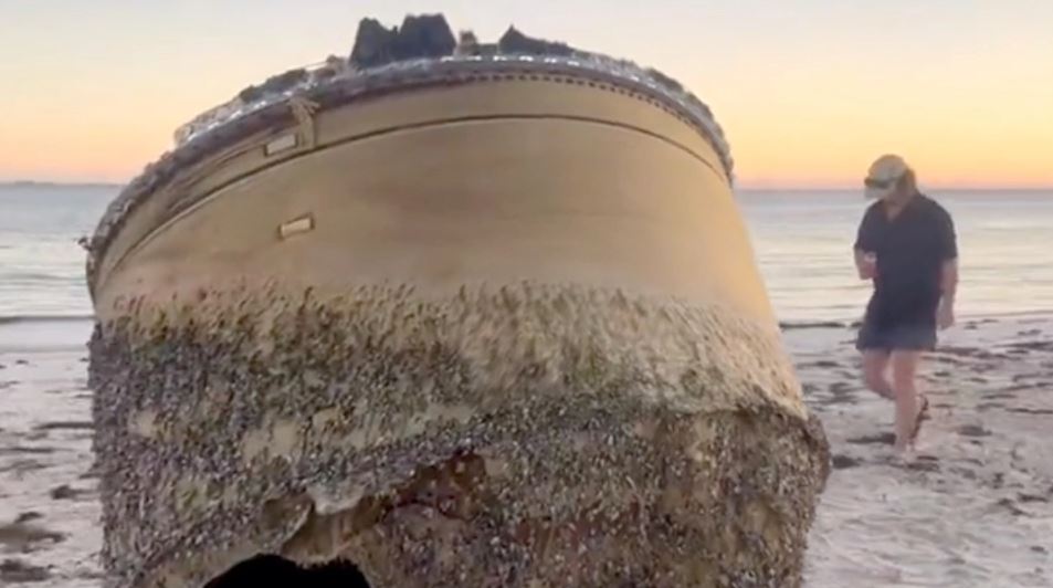 Mysterious cylinder washes up on beach as officials urge public to stay away 3