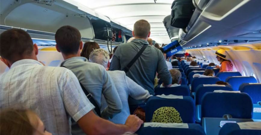 Flight attendant explains the reason why only 'idiots' stand up at the end of flights 1