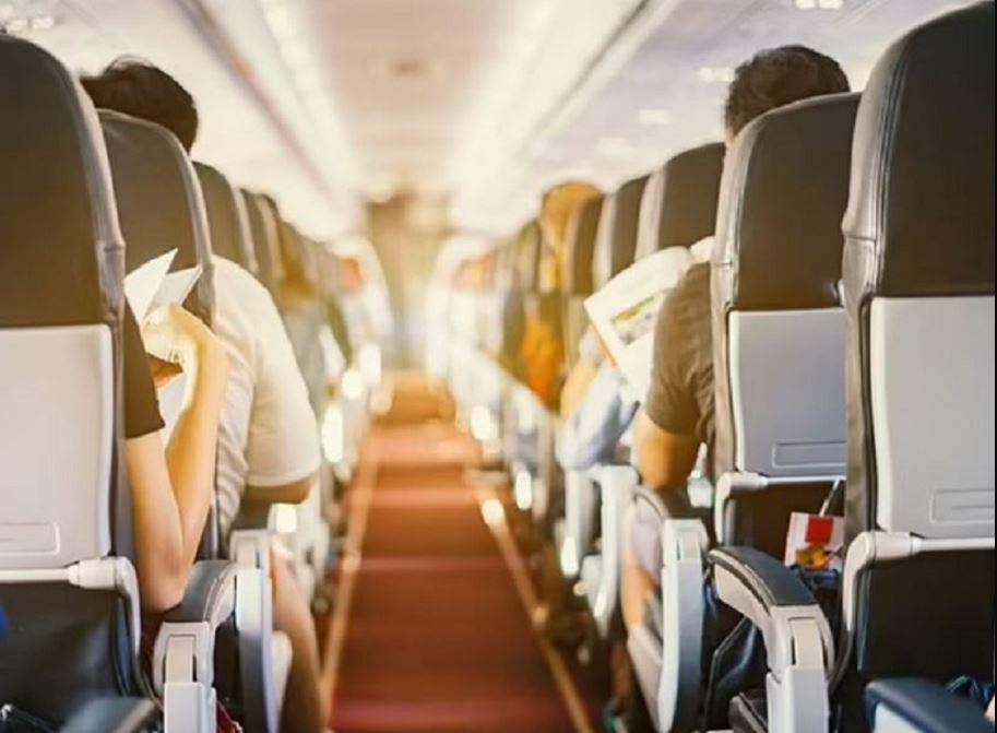 Flight attendant explains the reason why only 'idiots' stand up at the end of flights 2