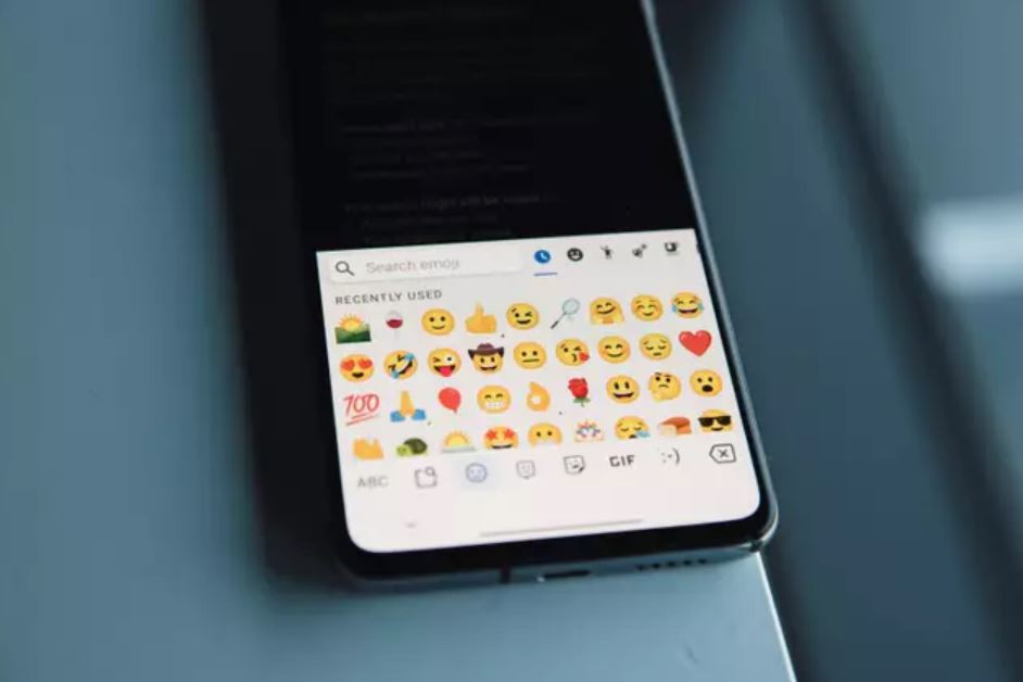 Legal expert warns risks of sending thumbs-up emojis after man is ordered to pay $62,258 4