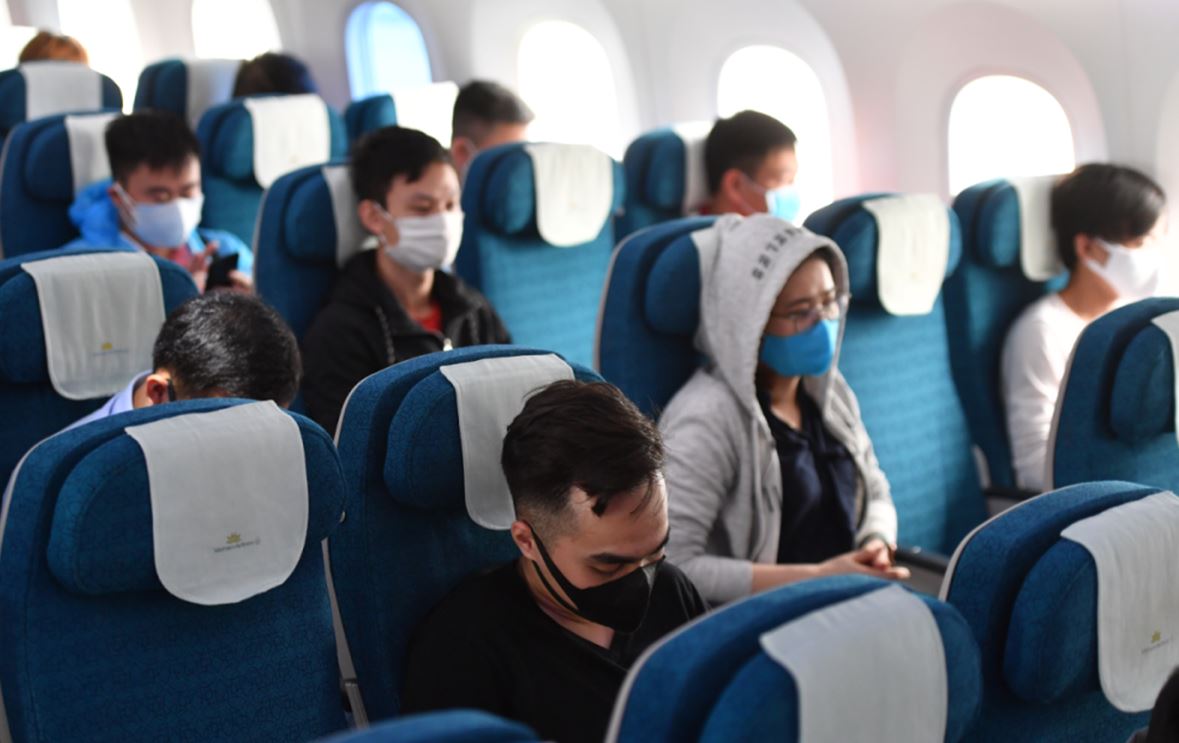 Why people shouldn't have to change seats to let others sit next to each other, travel experts answer 3