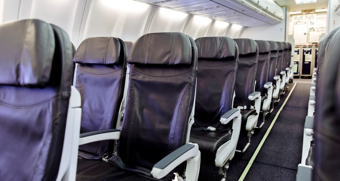 Woman sparks debate by not switching her window seat for mom to be near her two children 3