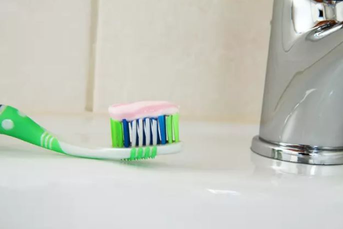 Here is why toothbrushes have different coloured bristles 3