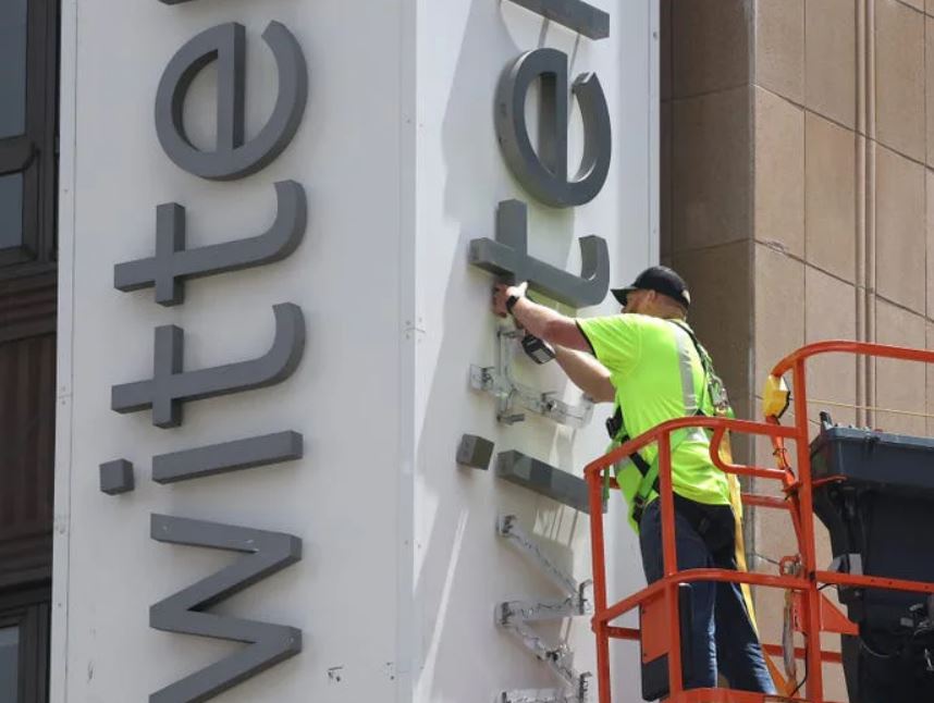 Police interrupt sign removal at Twitter HQ during company's 'X' rebranding 4