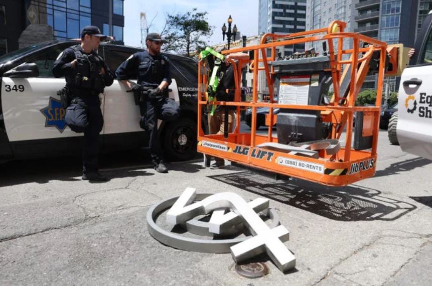 Police interrupt sign removal at Twitter HQ during company's 'X' rebranding 6