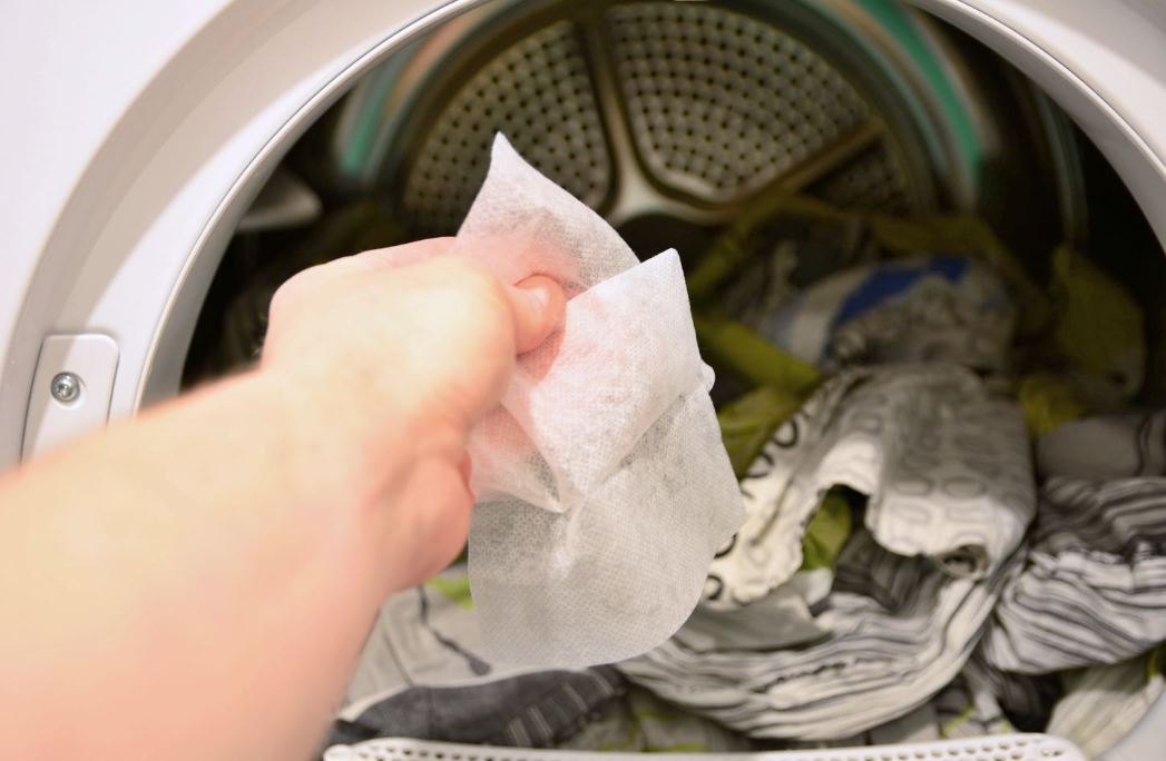 Here's why putting a wet wipe into the washing machine can be a time-saving trick and nerves-saver 2