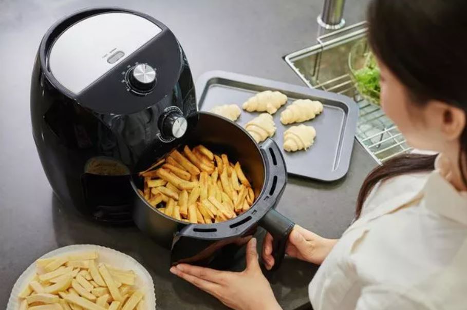 People warned about using air fryers and microwaves instead of ovens to cook food 1