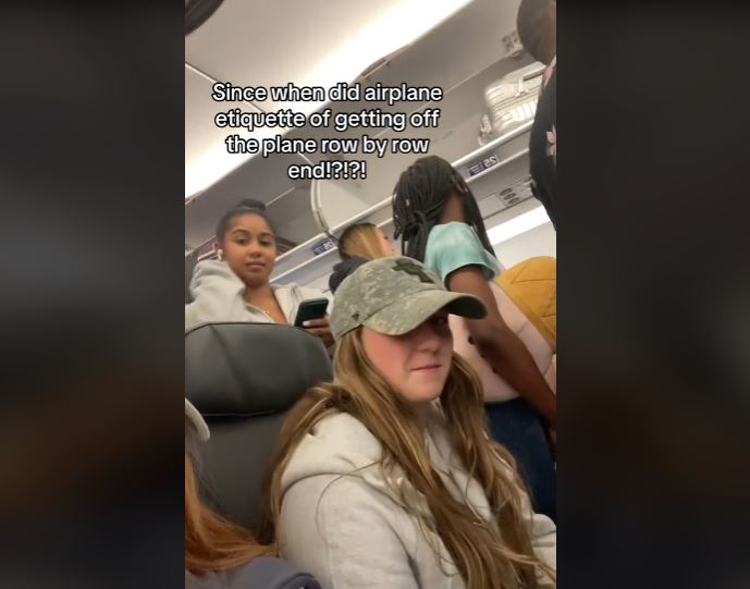 Woman shames fellow flyers who don’t exit by row: ‘Biggest pet peeve’ 3