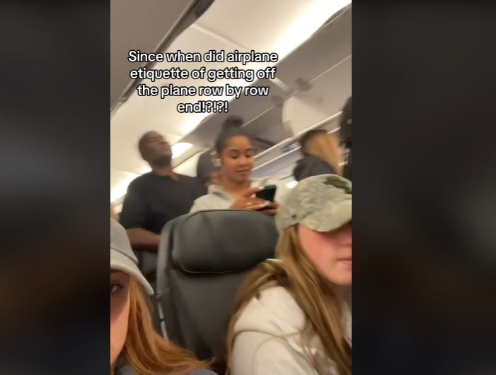 Woman shames fellow flyers who don’t exit by row: ‘Biggest pet peeve’ 4