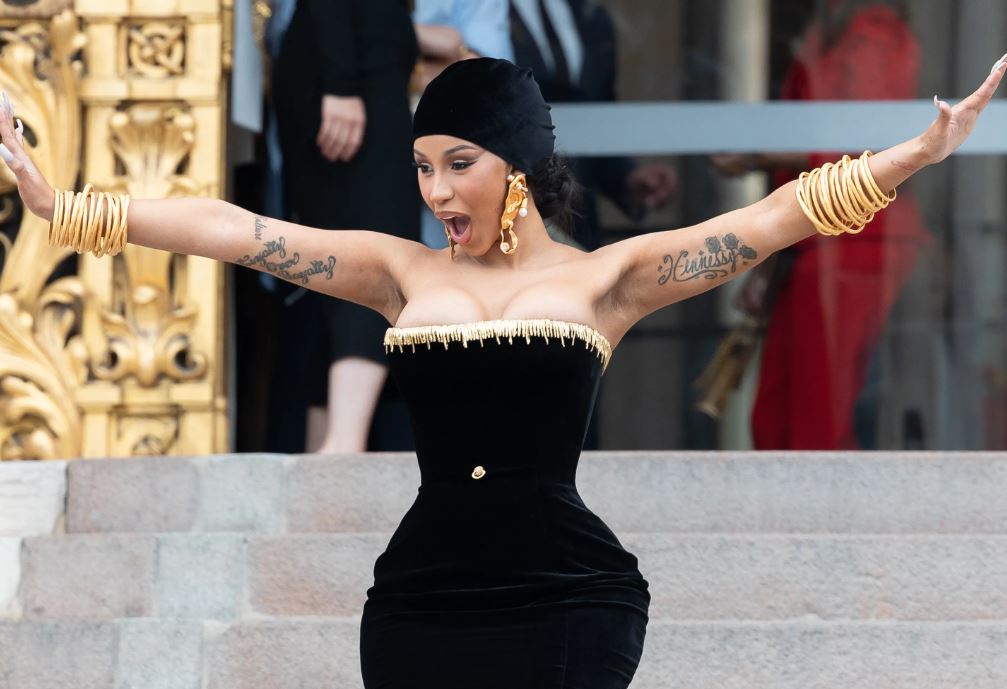 Fan files police report after Cardi B tosses microphone into crowd during Las Vegas show 1
