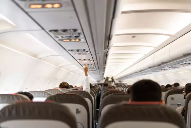 Mum gets revenge on plane passenger who refused to swap seats so she could be with her two young kids 4
