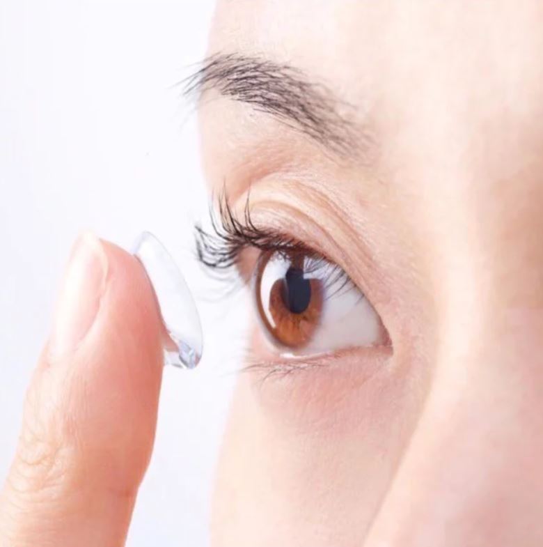 Doctor removes 23 contact lenses from woman who wore them during sleep 4