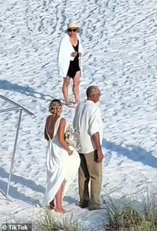 'Oblivious lady' sparks debate as she walked THROUGH a wedding on a public beach 3